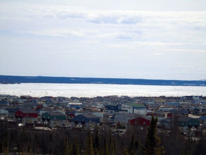La rivière Koksoak est encore gelée