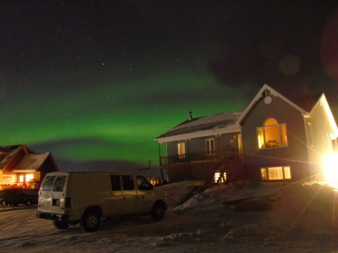 Fin d'Aurore boréale au dessus de ma maison Kuujjuaq