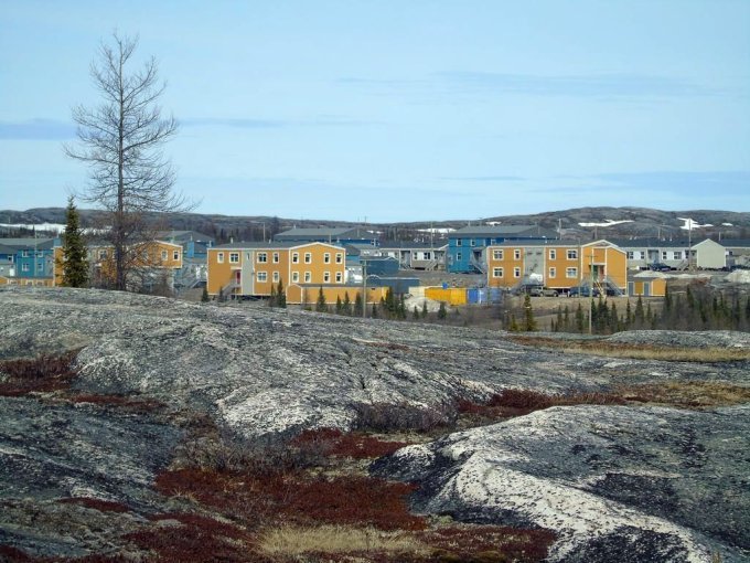 Mon nouveau logement, maison jaune, vue de la toundra