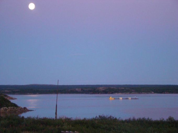 Les barges sur la rivière Koksoak, Août