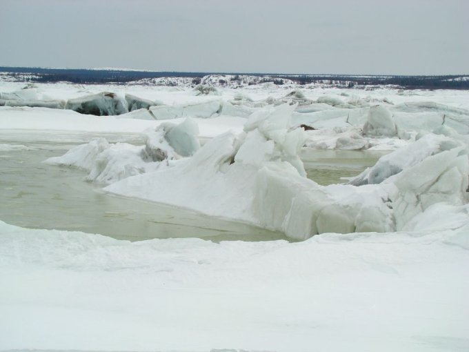 L'eau de la rivière Koksoak se libère, Avril